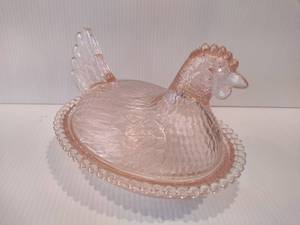 lot 63 image: Vintage Indiana Glass Pale Pink Hen on Nest