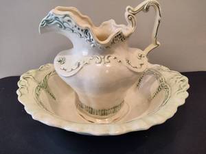 lot 74 image: Vintage Arnels Pottery Pitcher & Basin