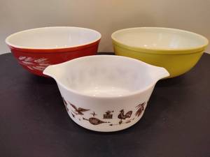 lot 95 image: Three Vintage Pyrex Glass Bowls