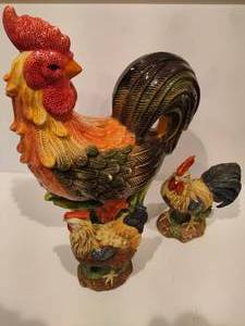 lot 52 image: Lefton China Roosters & Large Decor Piece