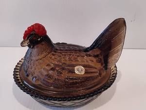lot 22 image: WESTMORELAND Brown Glass Nesting Hen