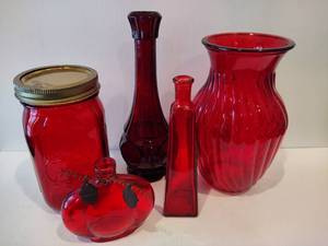 lot 26 image: Ruby Red Vase Assortment