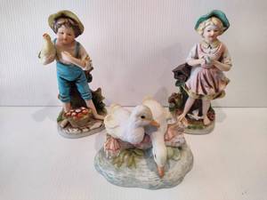 lot 57 image: Vintage HOMCO Country GirlBoy Figurines wDucklings
