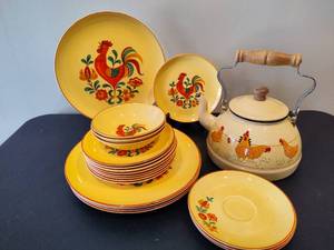 lot 49 image: Vintage Taylor, Smith & Taylor Rooster Dishes Set & Tea Pot