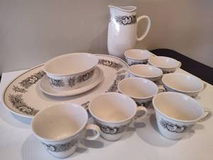 lot 9 image: Franciscan Bird in Hand Dinnerware