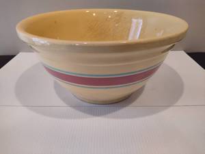 lot 87 image: Vintage McCoy Ovenware 12 Mixing Bowl