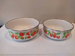 lot 68 image: KOBE Kitchen Enamelware Bowls