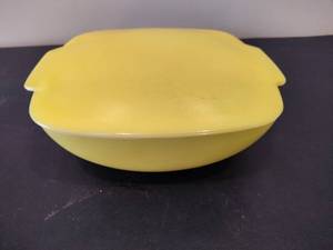 lot 91 image: Vintage Lemon Yellow PYREX