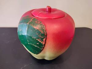 lot 47 image: Vintage Apple Cookie Jar