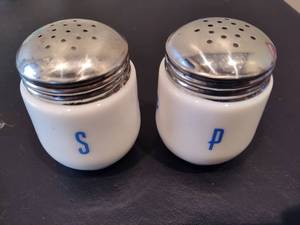 lot 89 image: VIntage Blue Cornflower Salt & Pepper Shakers