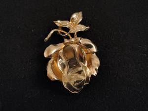 lot 107 image: Vintage Glass Rose Brooch