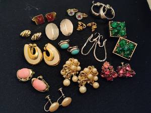lot 109 image: Vintage Lot of Assorted Clip & Screw Back Earrings