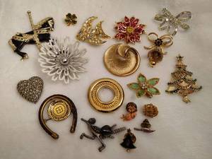 lot 112 image: Lot of Assorted Vintage Brooches