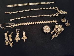 lot 113 image: Fancy Rhinestone Lot of Assorted Jewelry