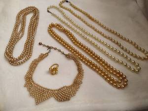 lot 119 image: Lot of Pearl Jewelry