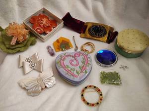 lot 121 image: Misc Costume JewelryAccessories