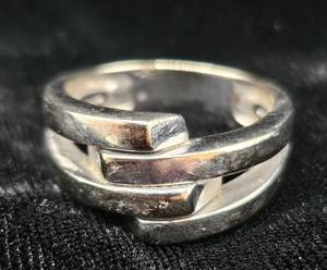 lot 6 image: 14K White Gold Ring - size 9