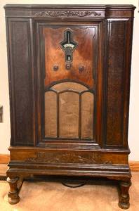 lot 12 image: Vintage FADA (Frank Angelo DAndrea) Radio RA-8981 Cabinet