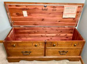 lot 30 image: Lane Cedar Chest