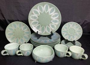 lot 17 image: Vintage 1950s Red Wing Pottery Spruce Pattern Dinnerware