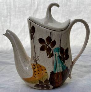 lot 38 image: Vintage Red Wing Pottery  Tampico Teapot and Lid