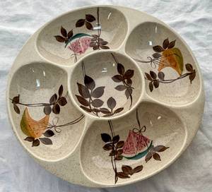 lot 34 image: Vintage Red Wing Pottery Tampico 5 Section Nut Bowl