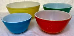 lot 50 image: Vintage Pyrex Primary Colors Nesting Mixing Bowls - set of 4