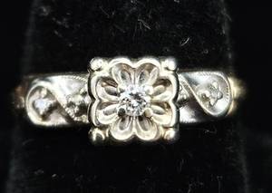 lot 3 image: 14K Gold Ring - Size 6.25