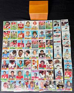 lot 90 image: 1975 Topps Chewing Gum Football Cards