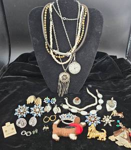 lot 101 image: Costume Jewelry Collection