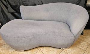 lot 15 image: Grey Chaise LoungeSofa