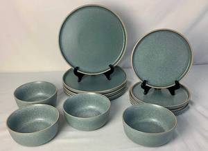 lot 70 image: Victoria Pfaltzgraff Dinnerware Set - 4 Dinner Plates, 4 Salad Plates and 4 Bowls