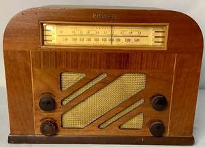 lot 56 image: Vintage Philco 40-130 Tabletop Model PoliceAircraft Tube Radio