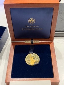 lot 50 image: Gold 1976 National Bicentennial Medal