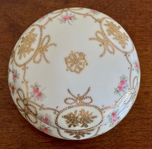 lot 22 image: Vintage Hand Painted Nippon Dresser Box