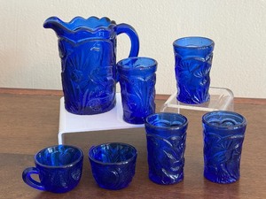 lot 76 image: Vintage Childrens Cobalt Blue Juice Set