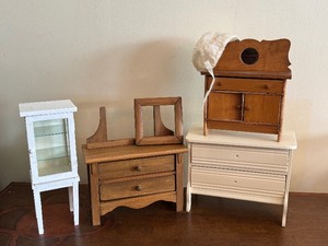 lot 44 image: Variety of Doll Furniture