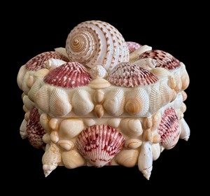 lot 160 image: Beautiful Large Handcrafted Shell Motif Dresser Box  Large Handcrafted Shell Trinket Box