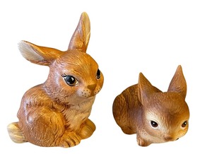 lot 350 image: Two Vintage Rabbit Figurines including a Vintage Lefton Rabbit Figurine