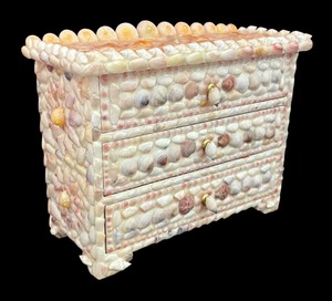 lot 260 image: Lovely Hand Crafted Three Drawer Seashell Motif Jewelry Box