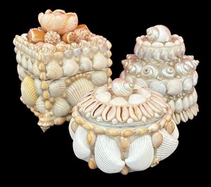lot 267 image: Three Shell Motif Trinket  Jewelry Boxes