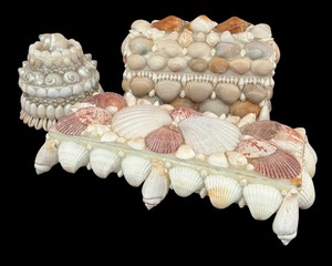 lot 269 image: Three Lovely Handcrafted Shell Designed Trinket  Jewelry Boxes