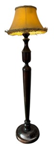 lot 282 image: Stylish Vintage Floor Lamp