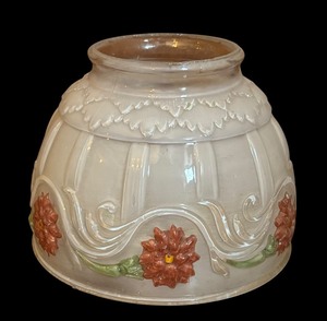 lot 286 image: Pretty Vintage Glass Lamp Shade