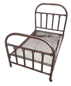 lot 513 image: Vintage Metal Doll Bed