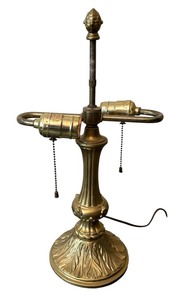 lot 515 image: Elegant Vintage Duo Bulb Brass Lamp