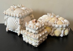 lot 565 image: Three Handcrafted Decorative Seashell Trinket  Jewelry Boxes