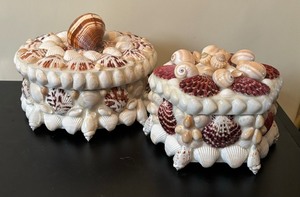 lot 572 image: Two Lovely Handcrafted Seashell Trinket  Jewelry Boxes