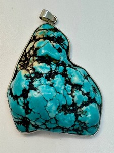 lot 34 image: Beautiful Natural Turquoise Pendant