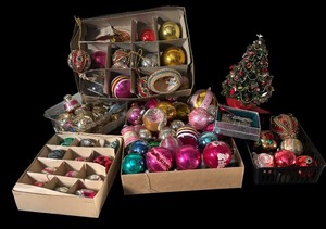 lot 582 image: Variety of Vintage and Current Christmas Ornaments